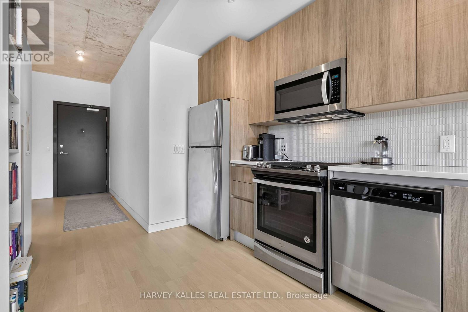 325 - 246 LOGAN AVENUE