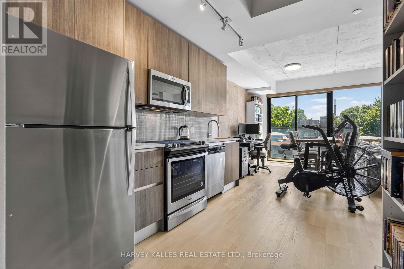 325 - 246 LOGAN AVENUE
