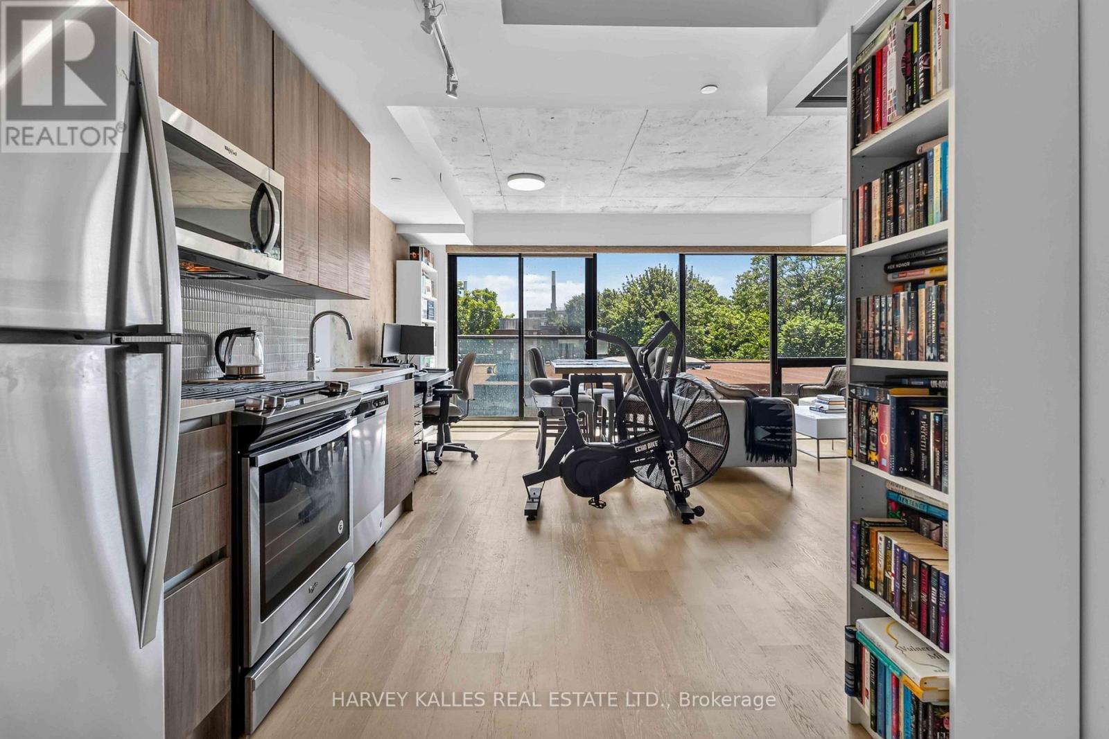 325 - 246 LOGAN AVENUE