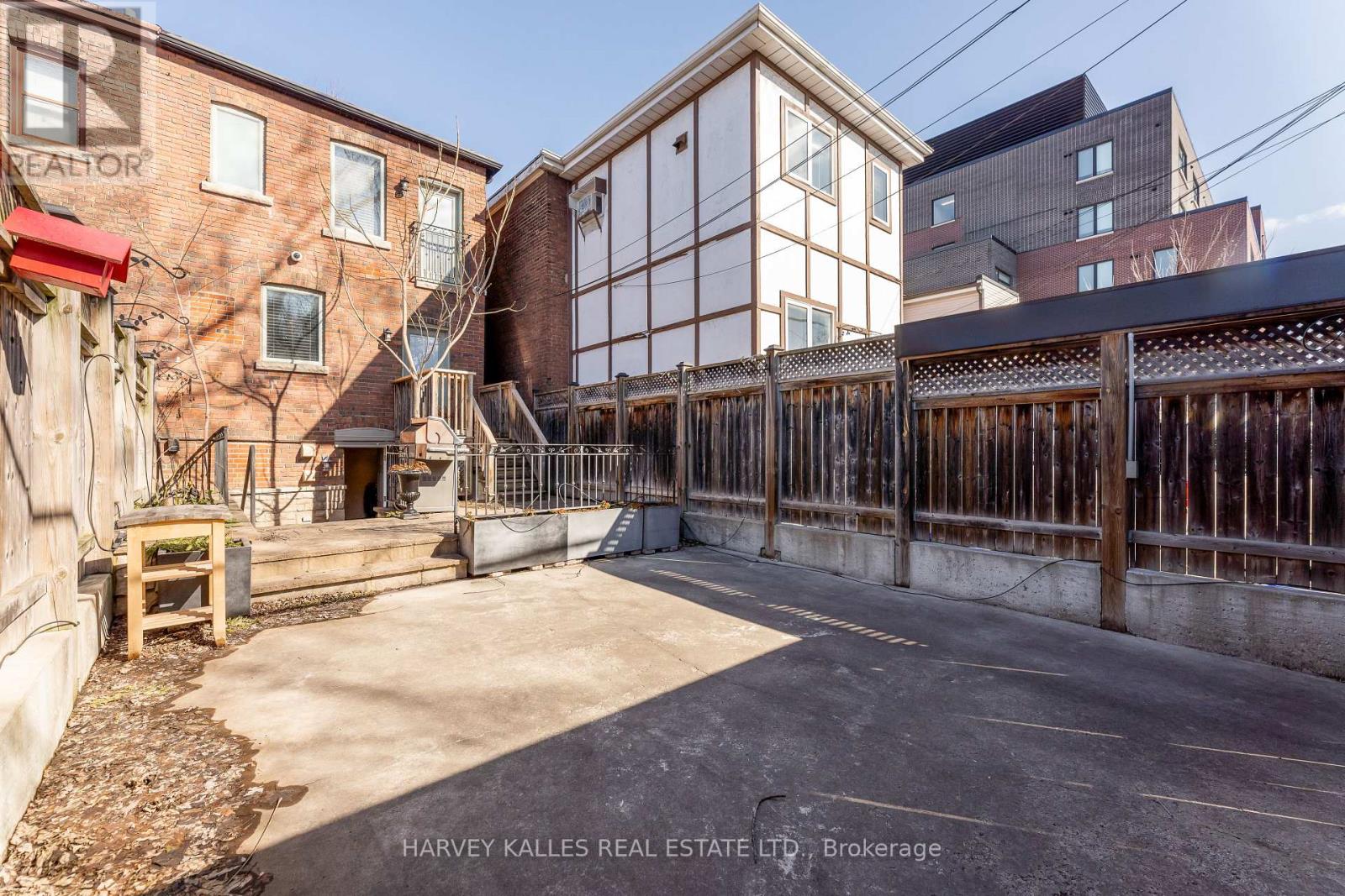 1107 GERRARD STREET E