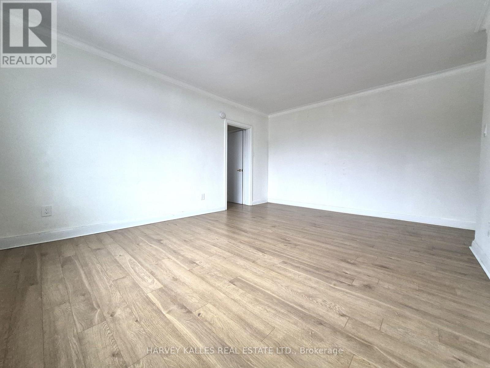8 - 2905 ST CLAIR AVENUE E