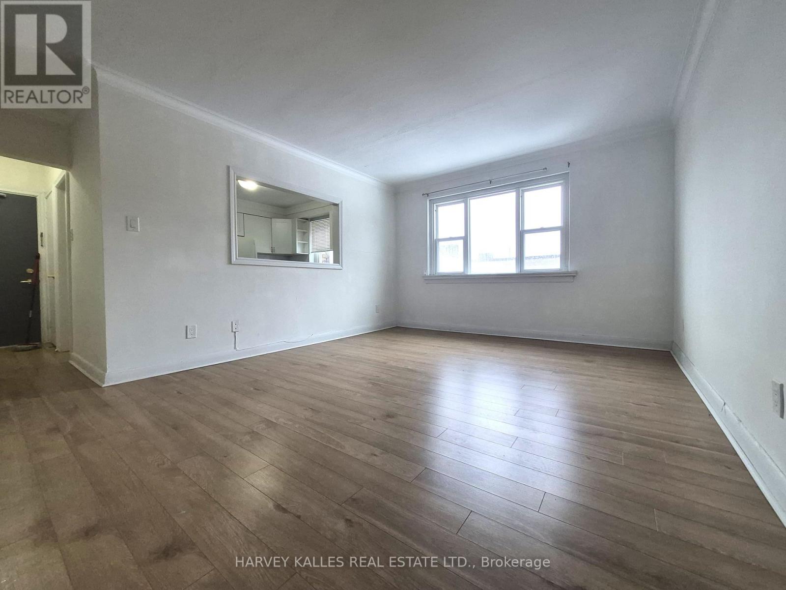 8 - 2905 ST CLAIR AVENUE E