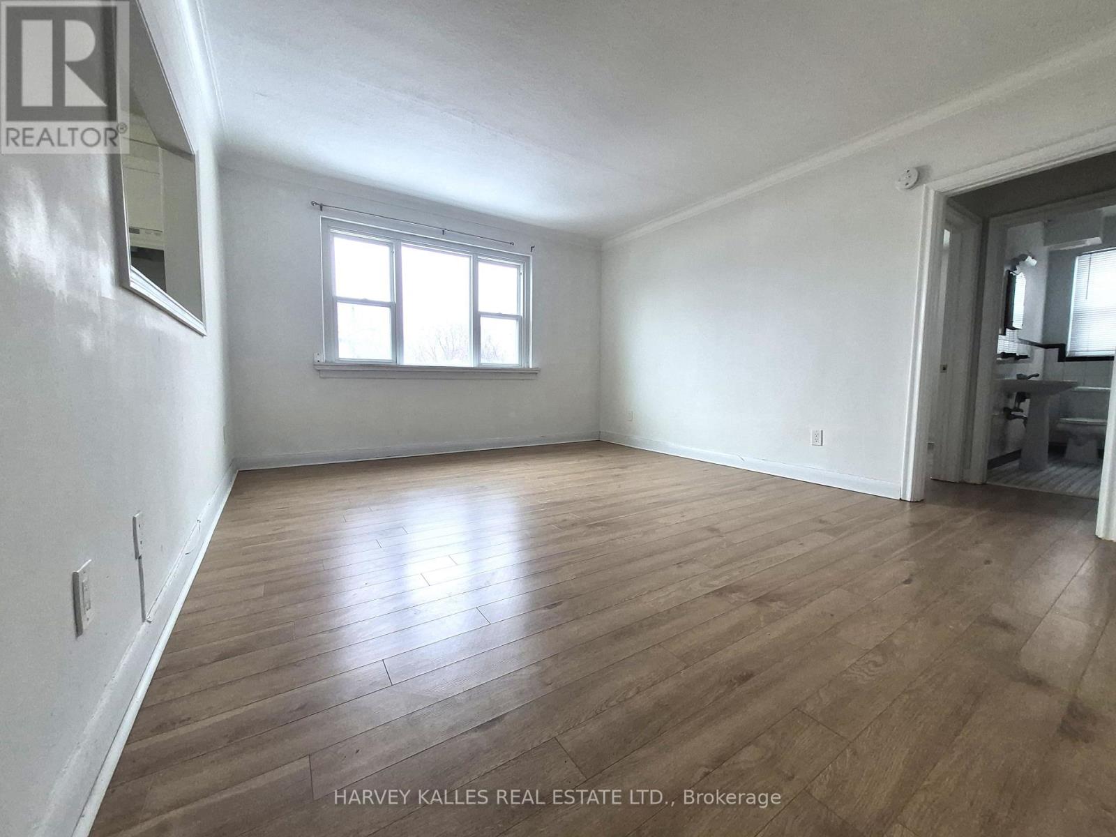8 - 2905 ST CLAIR AVENUE E