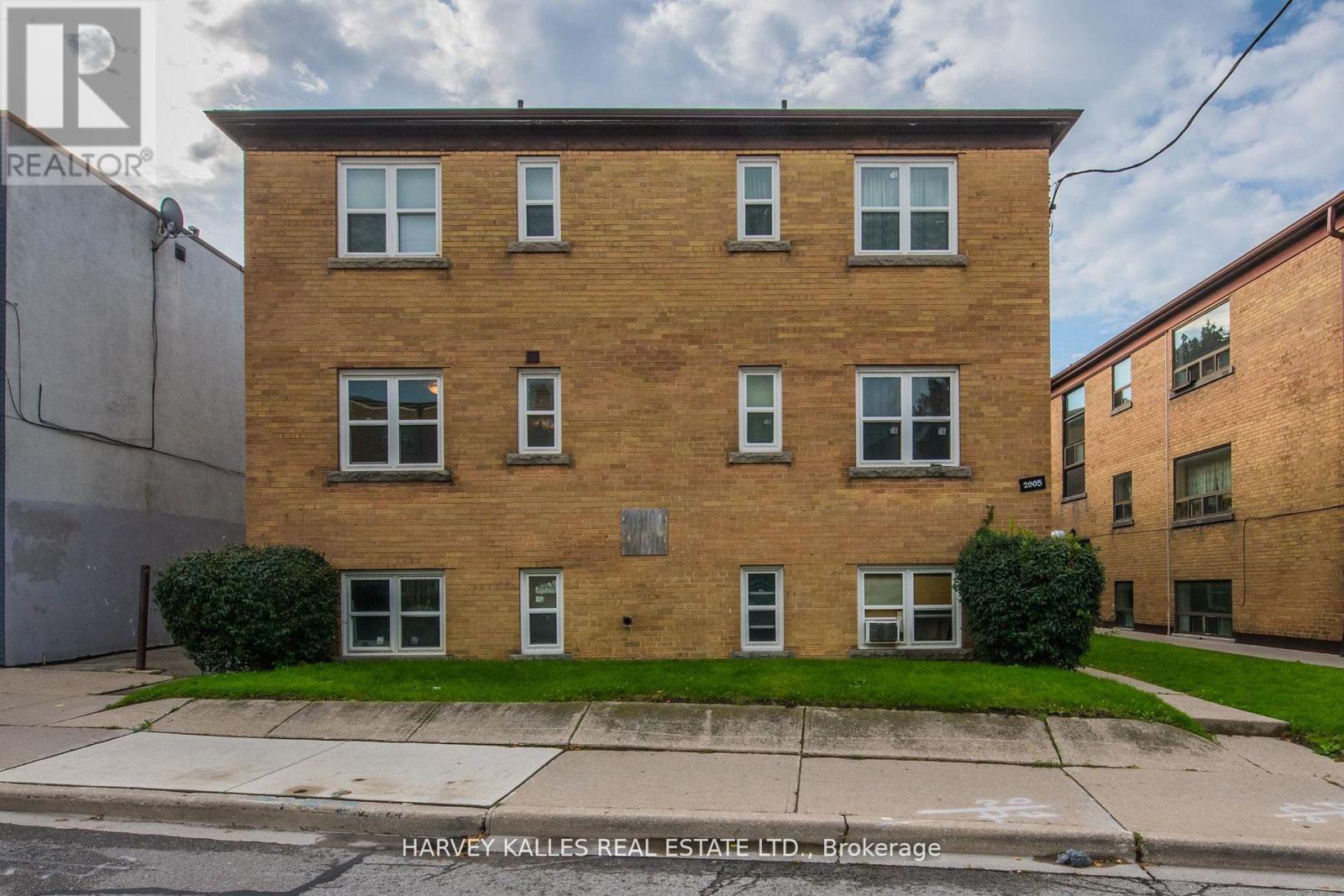 8 - 2905 ST CLAIR AVENUE E