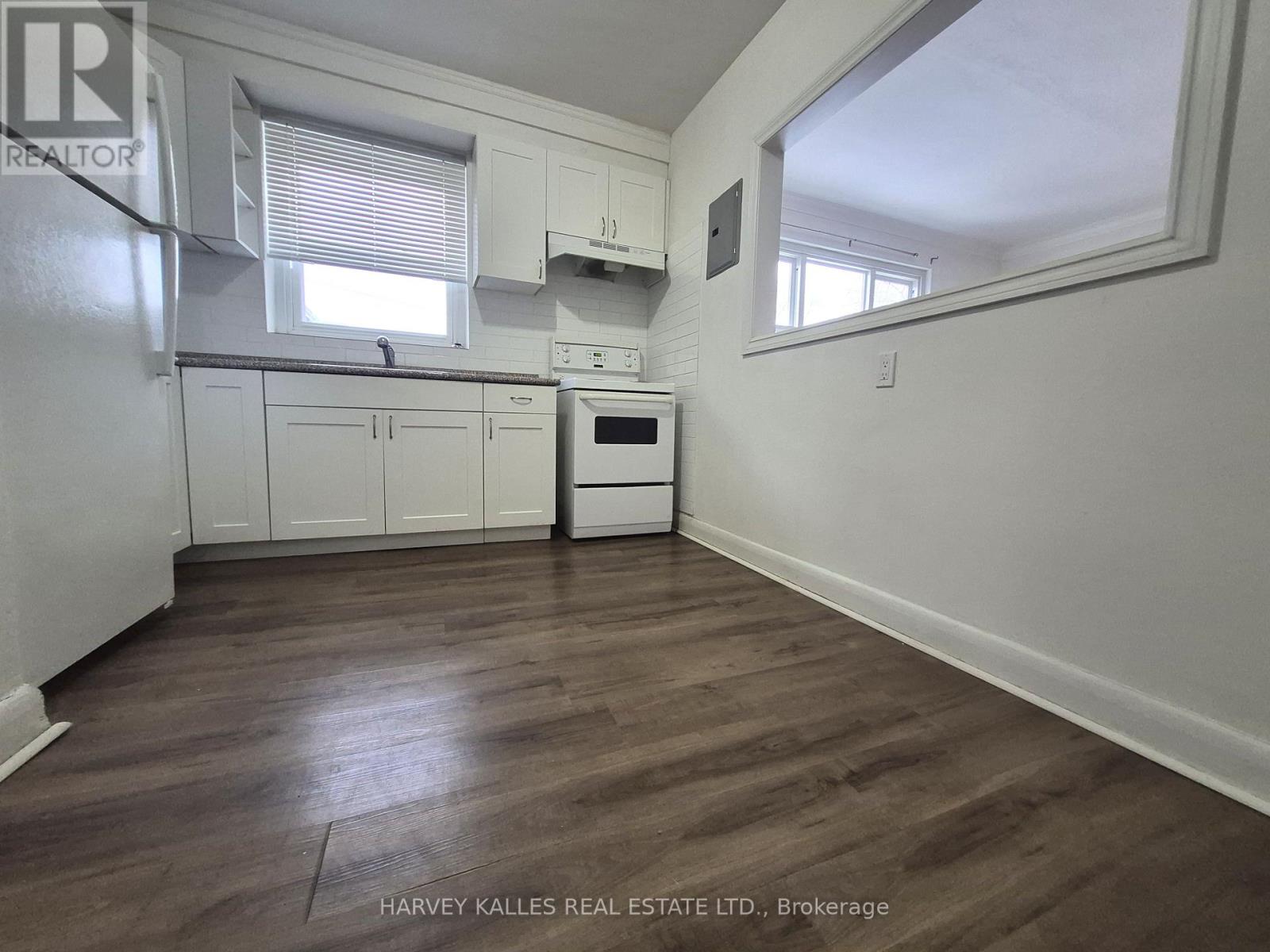 8 - 2905 ST CLAIR AVENUE E