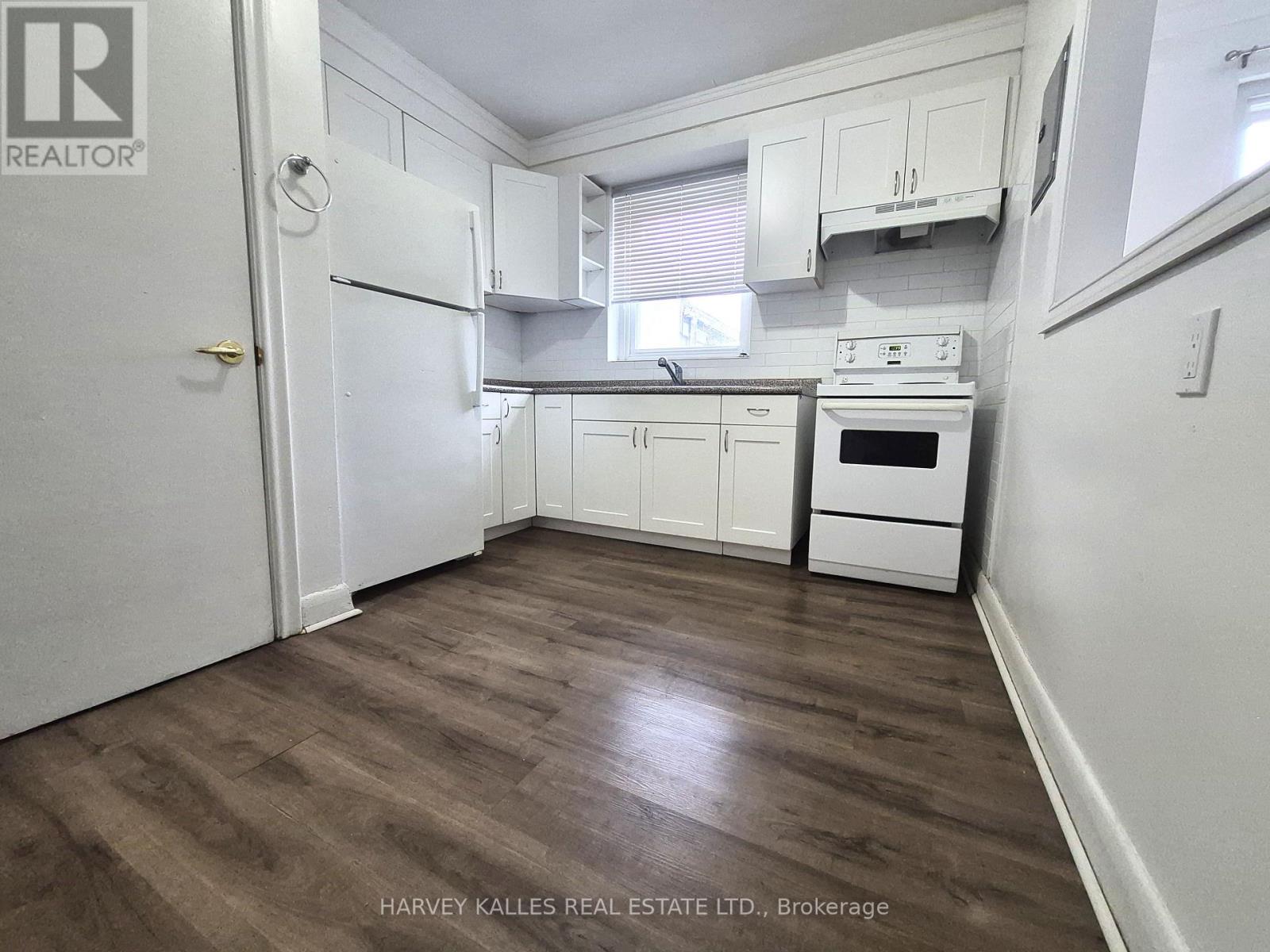 8 - 2905 ST CLAIR AVENUE E
