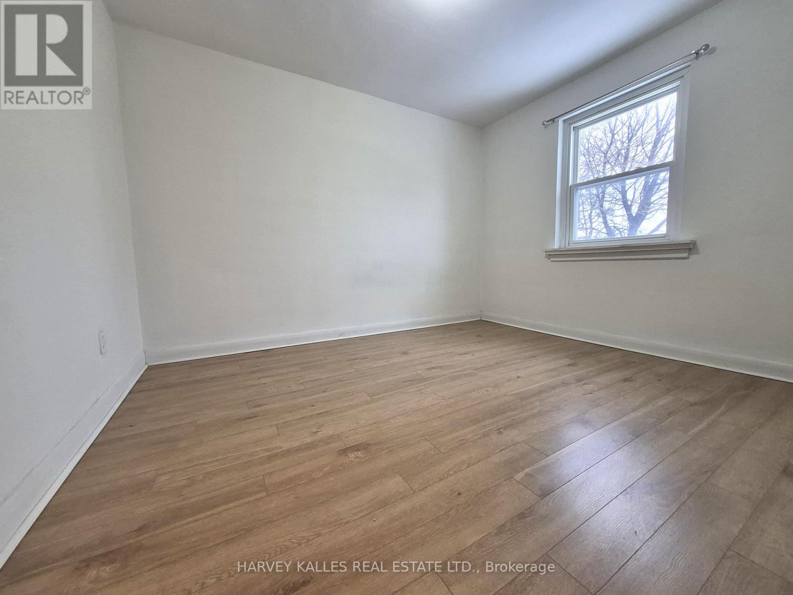 8 - 2905 ST CLAIR AVENUE E