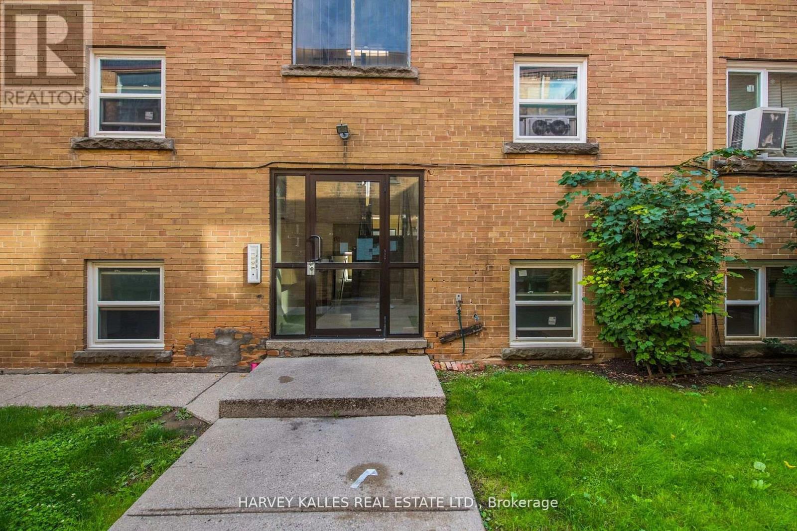 8 - 2905 ST CLAIR AVENUE E