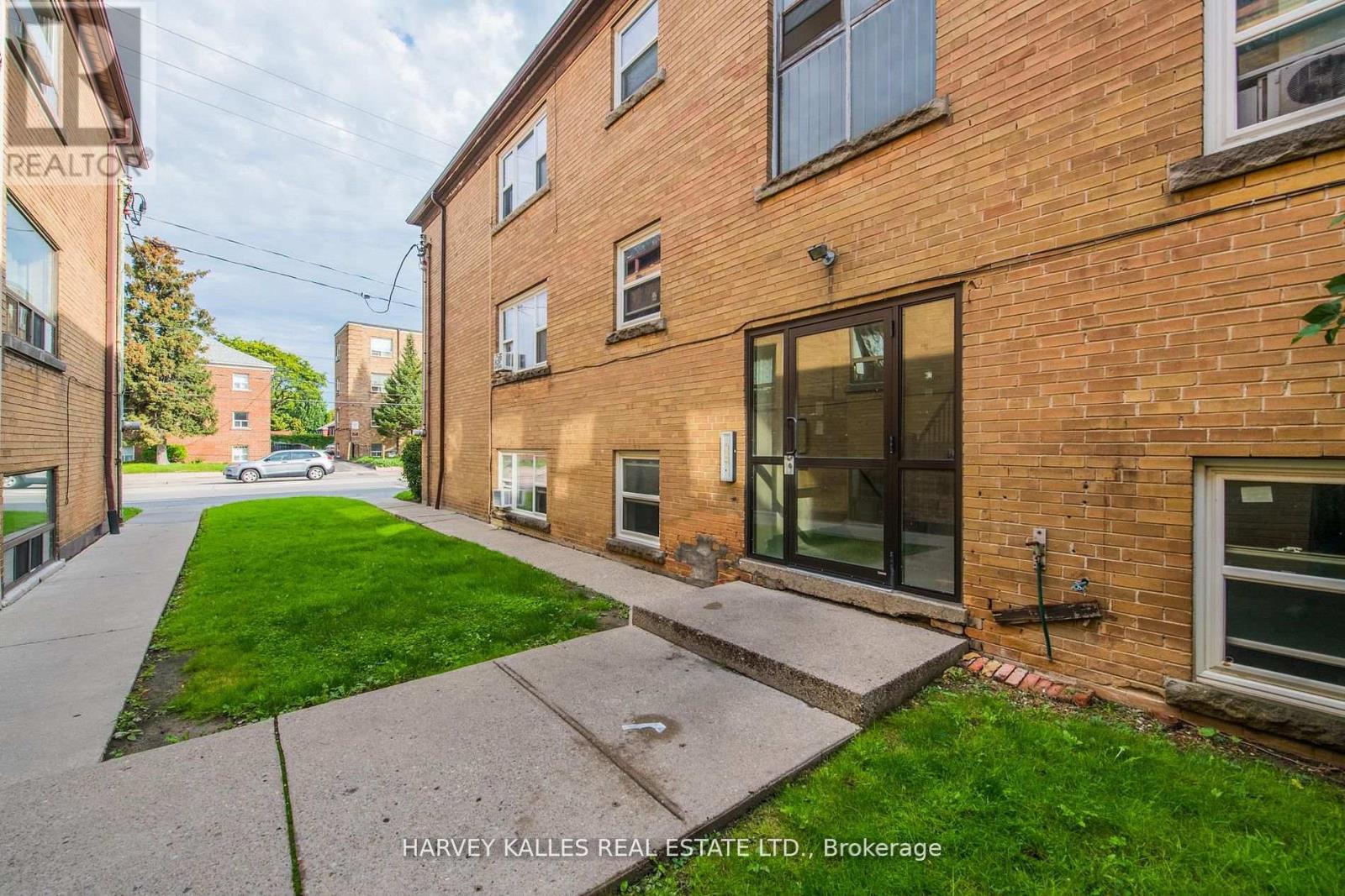8 - 2905 ST CLAIR AVENUE E