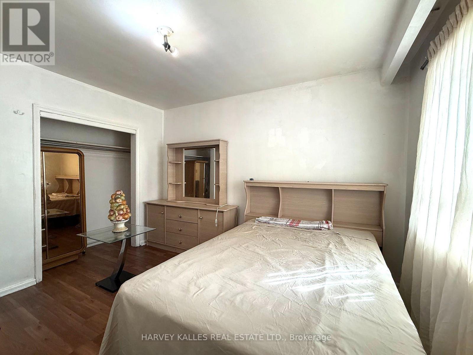 ROOM # 4 - 8 MEDFORD AVENUE