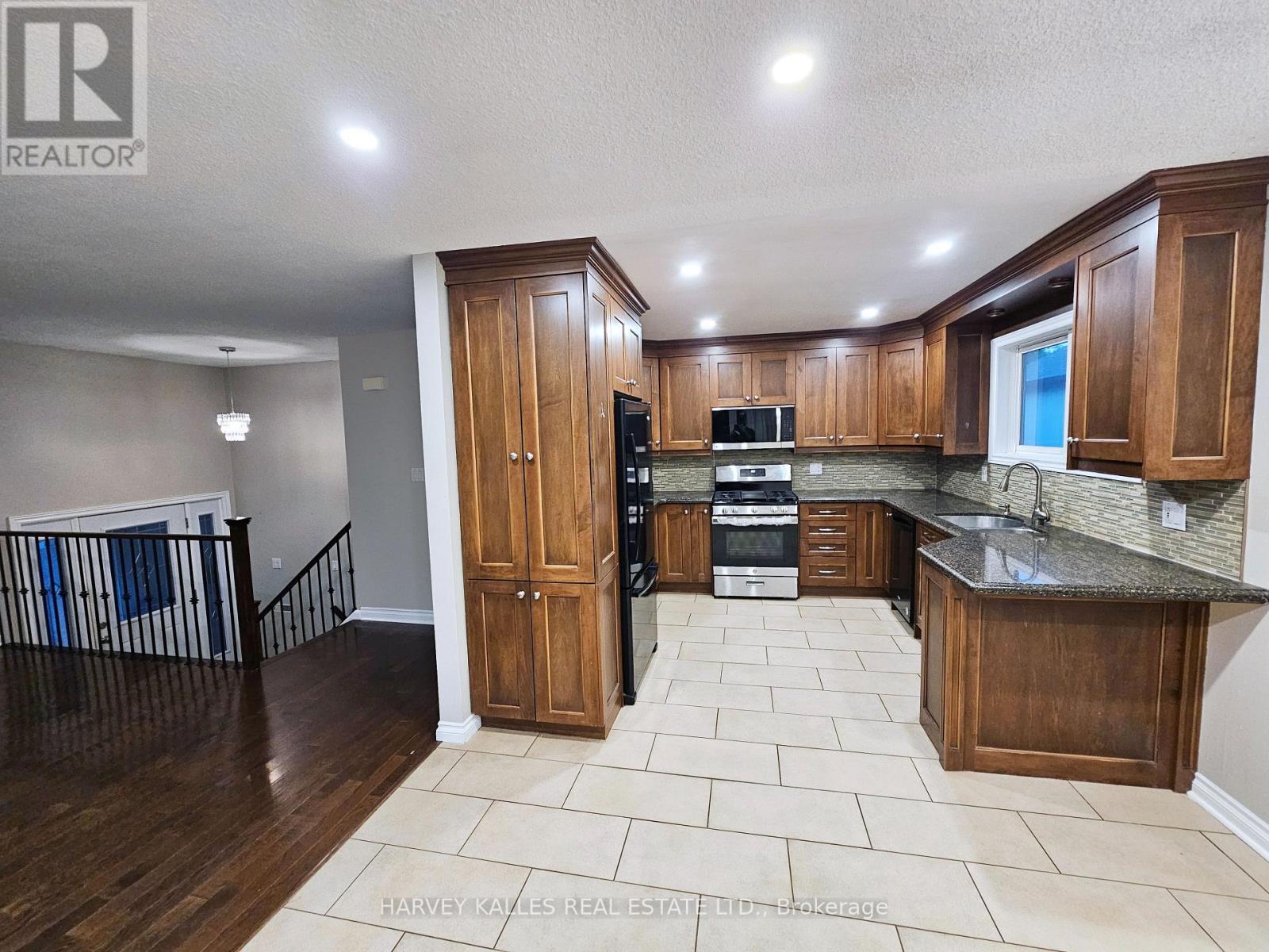 8 PILKINGTON CRESCENT