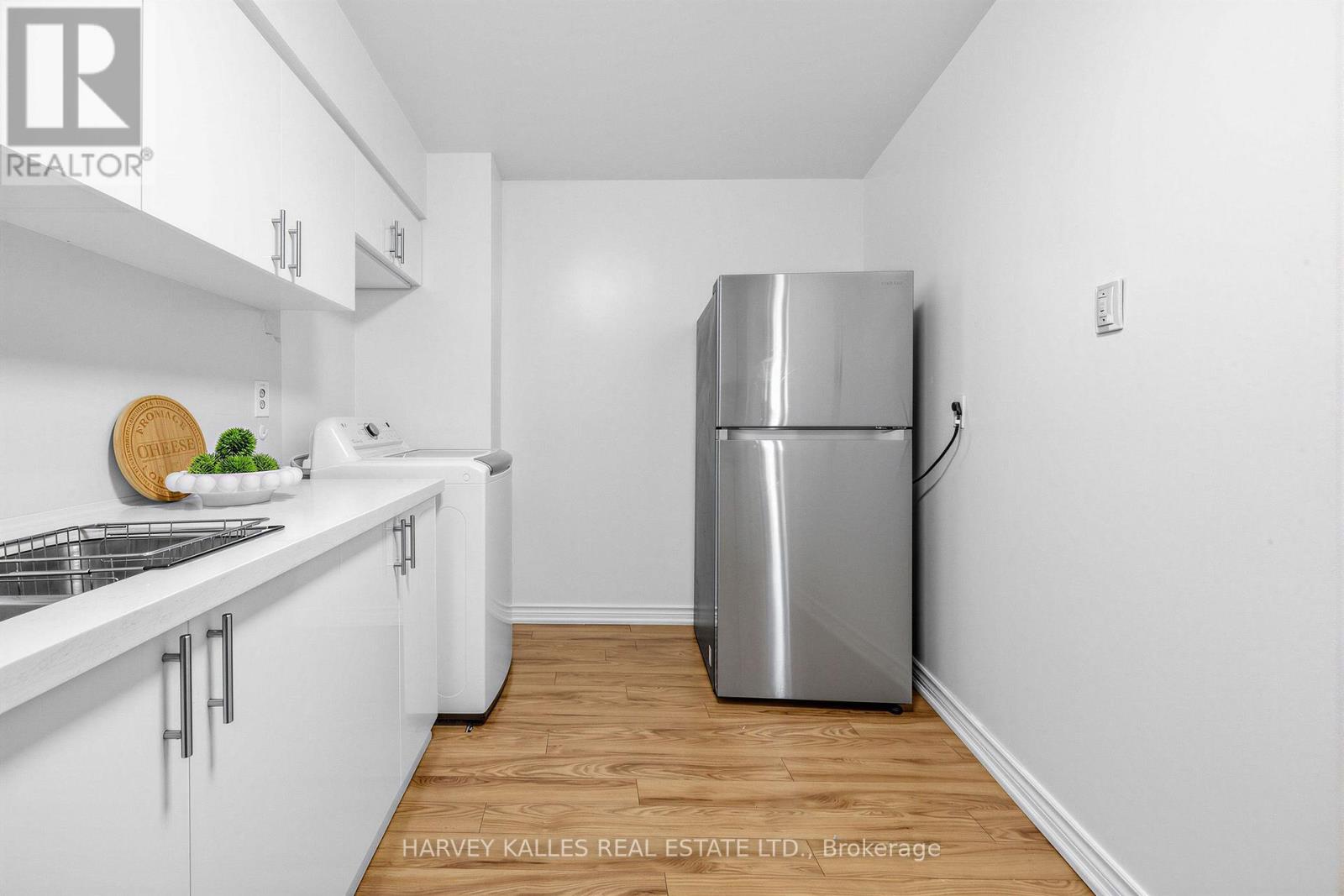 1801 - 100 ECHO POINT Unit: 1801