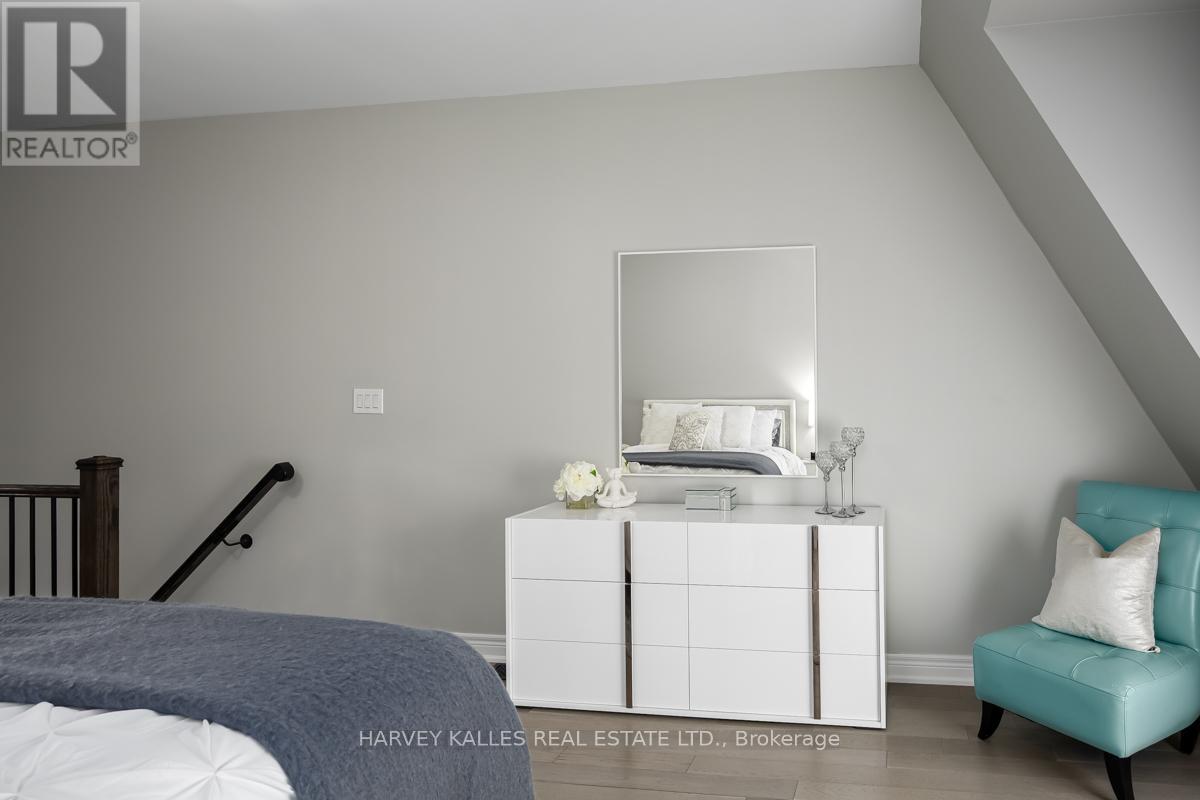 16 POWSELAND CRESCENT