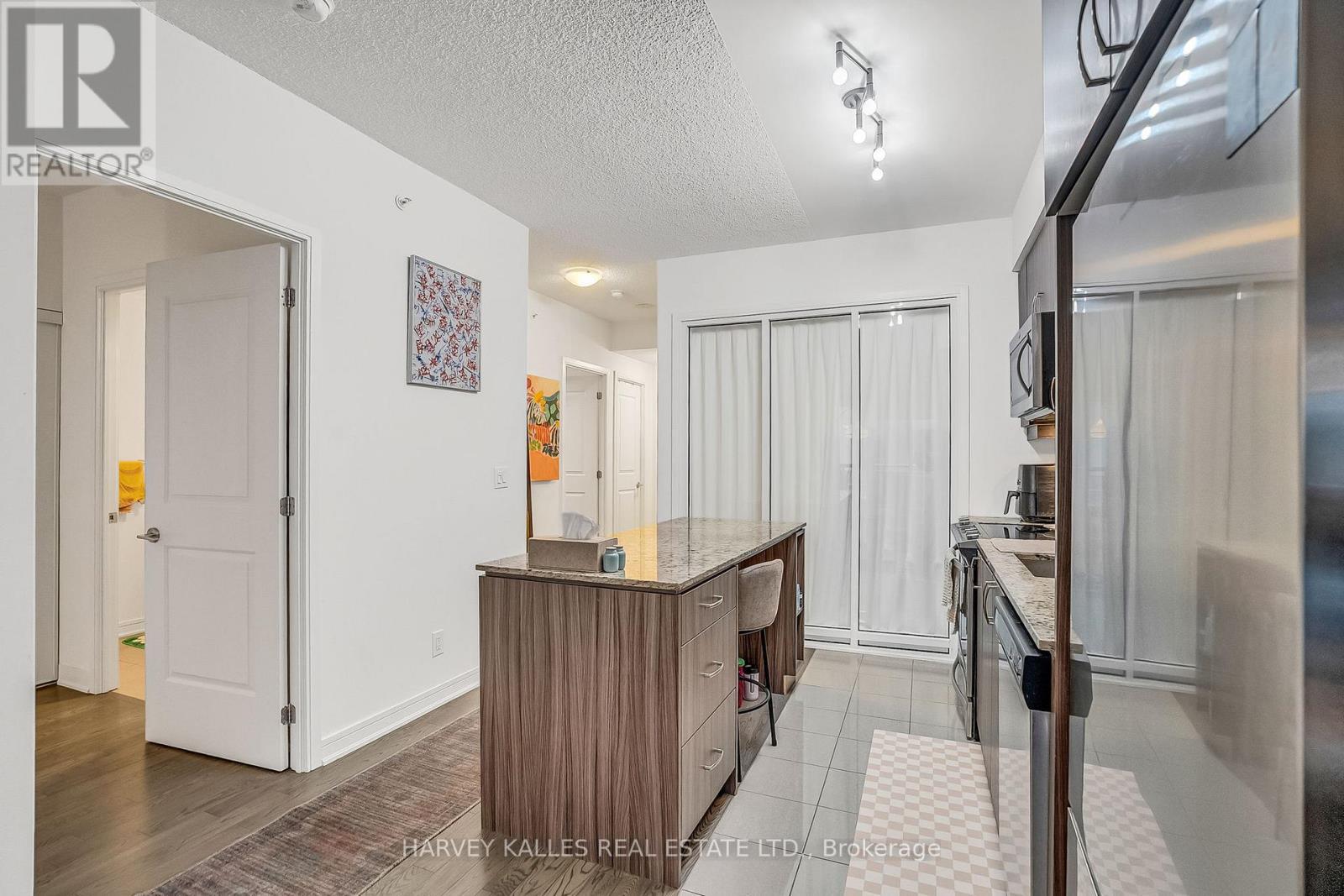 SE-305 - 9199 YONGE STREET