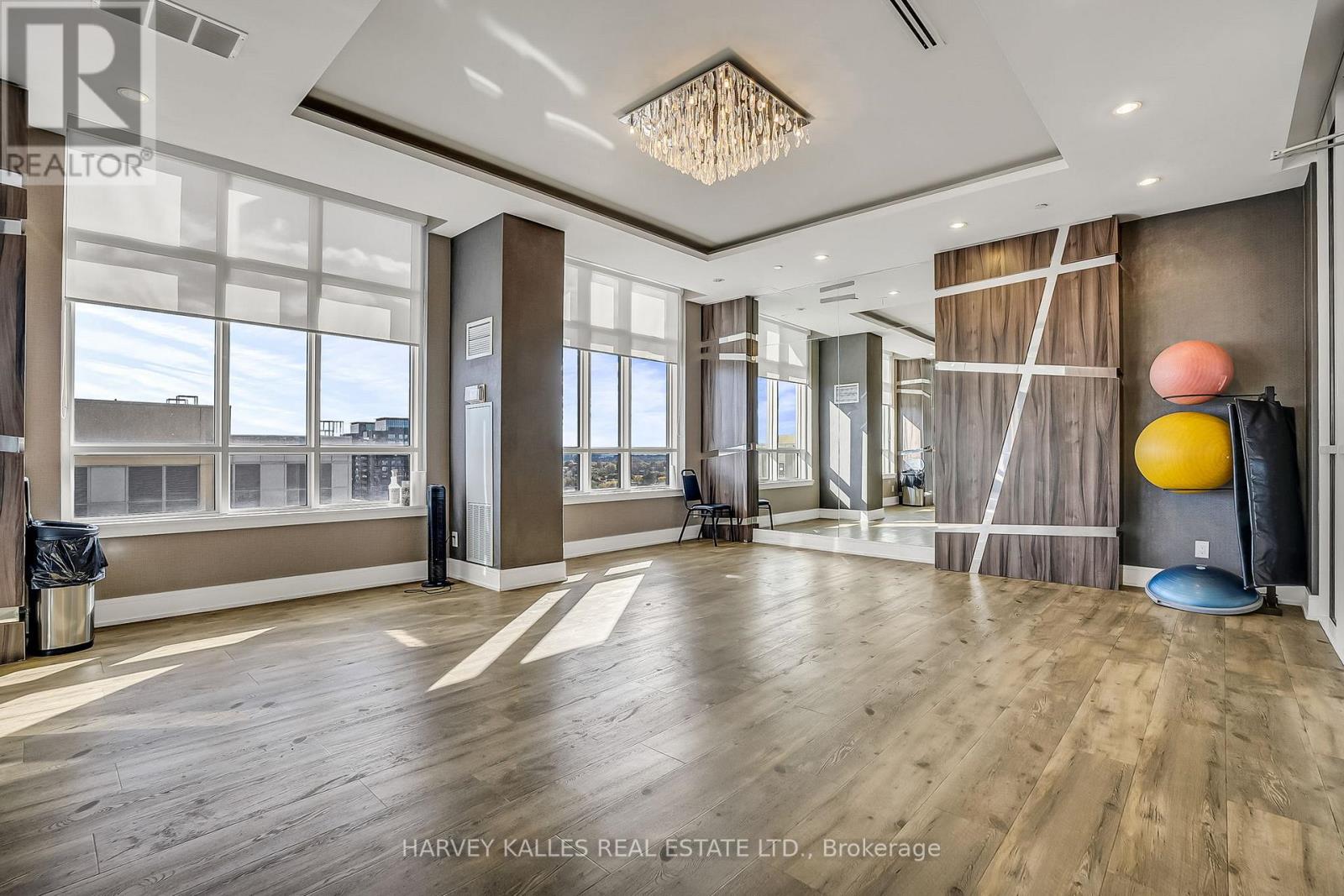 SE-305 - 9199 YONGE STREET