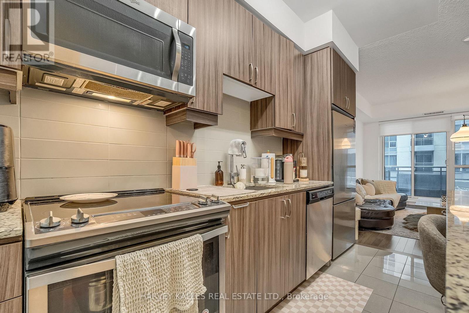 SE-305 - 9199 YONGE STREET