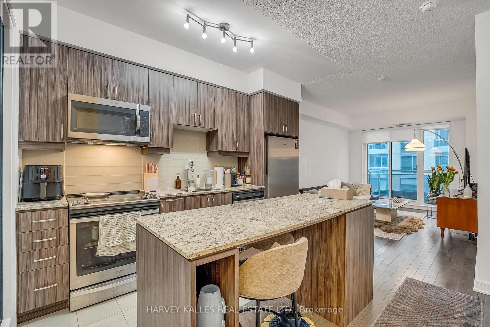 SE-305 - 9199 YONGE STREET