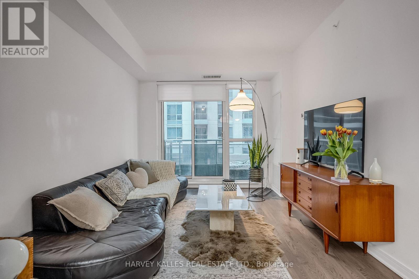 SE-305 - 9199 YONGE STREET