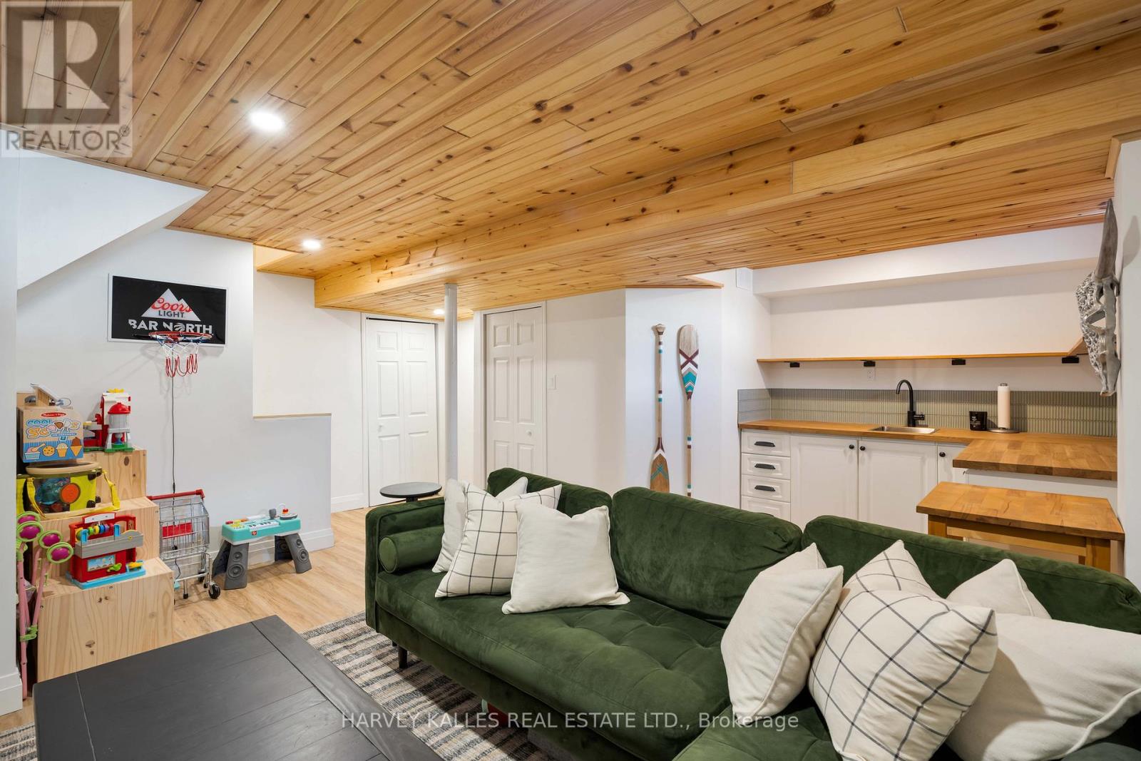 510 PICKERING CRESCENT