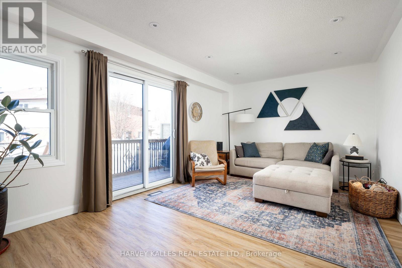510 PICKERING CRESCENT