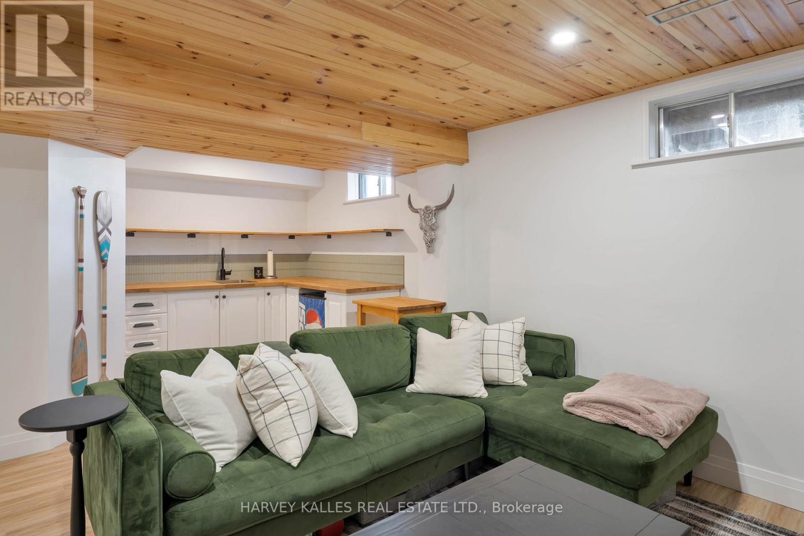 510 PICKERING CRESCENT