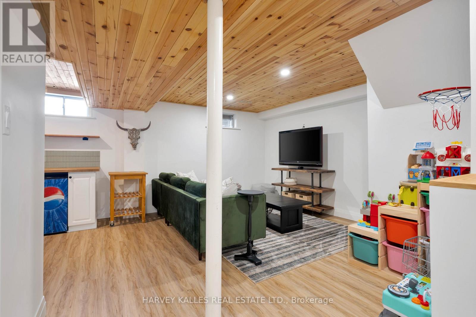 510 PICKERING CRESCENT