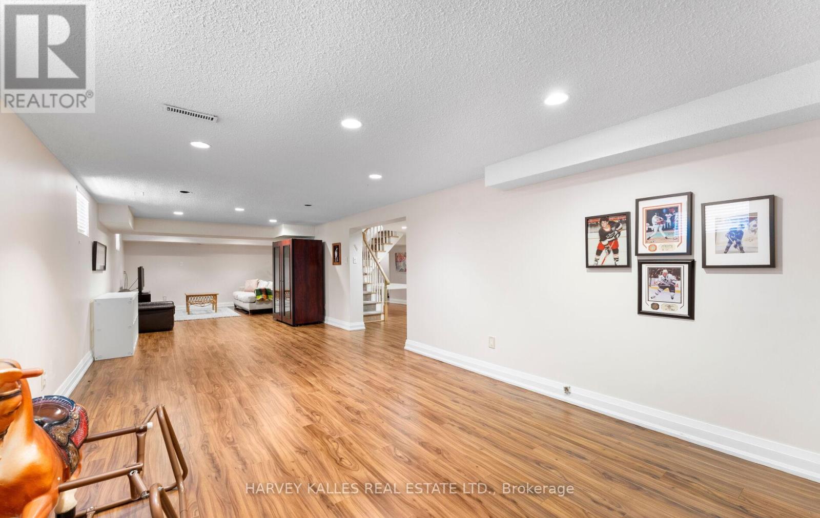 8 GRANADA COURT
