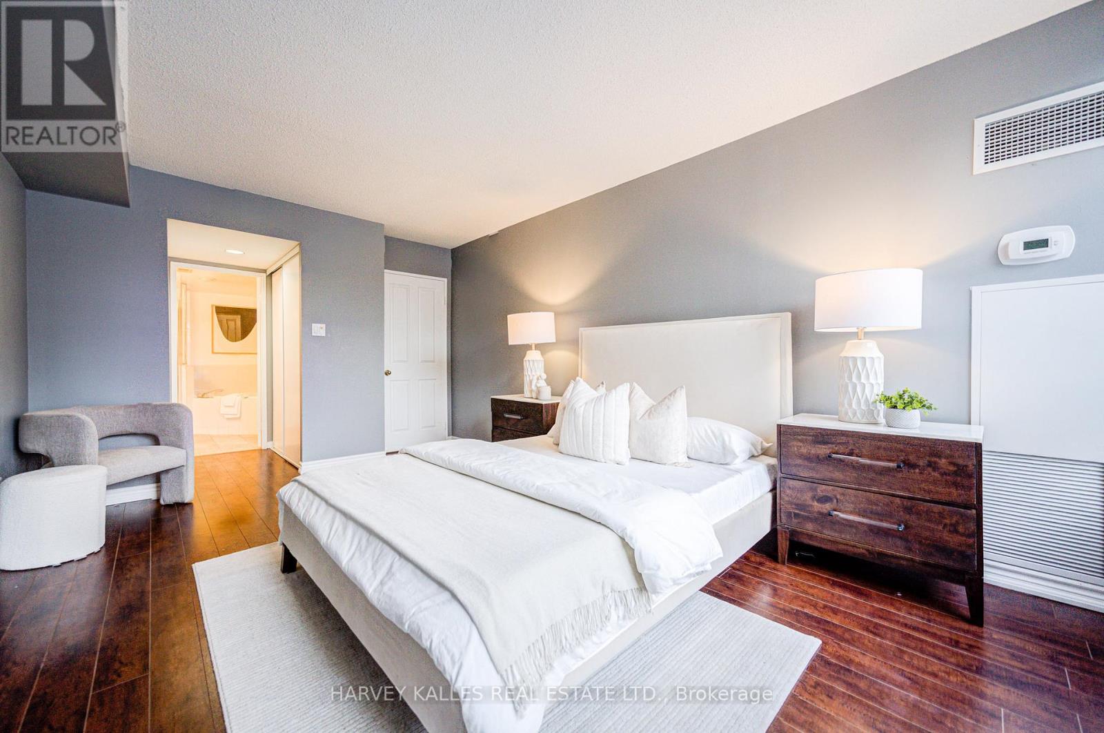 212 - 120 PROMENADE CIRCLE