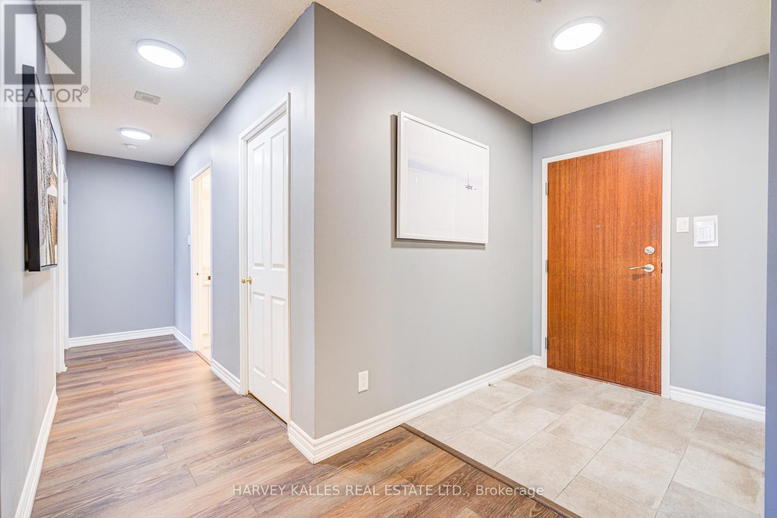 212 - 120 PROMENADE CIRCLE
