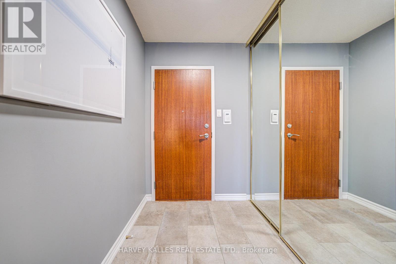 212 - 120 PROMENADE CIRCLE