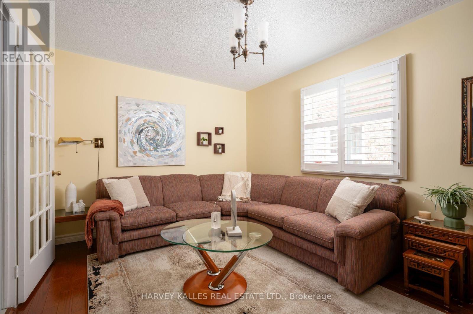 17 PETERBOROUGH AVENUE