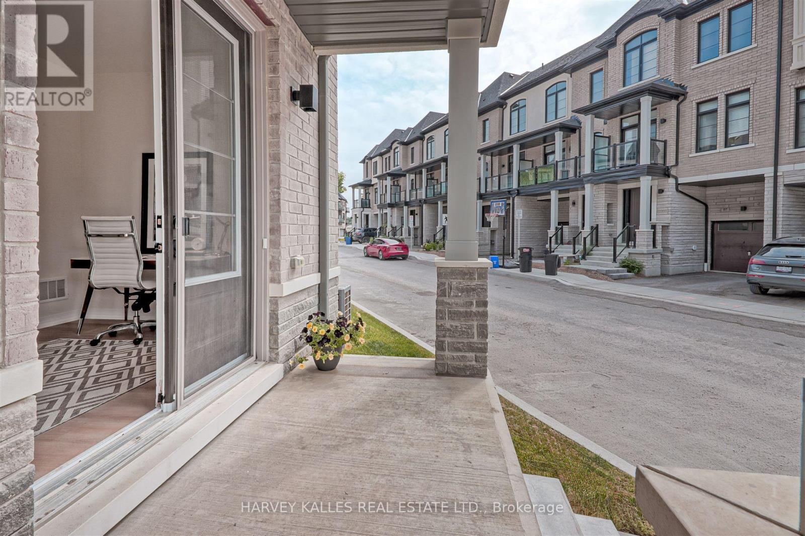 75 DE LA ROCHE DRIVE