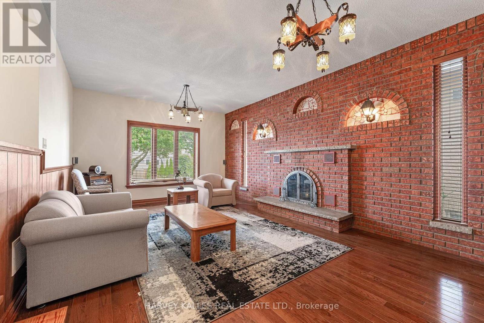 113 BOND CRESCENT