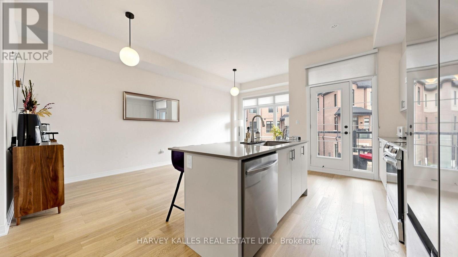 44 DE LA ROCHE DRIVE