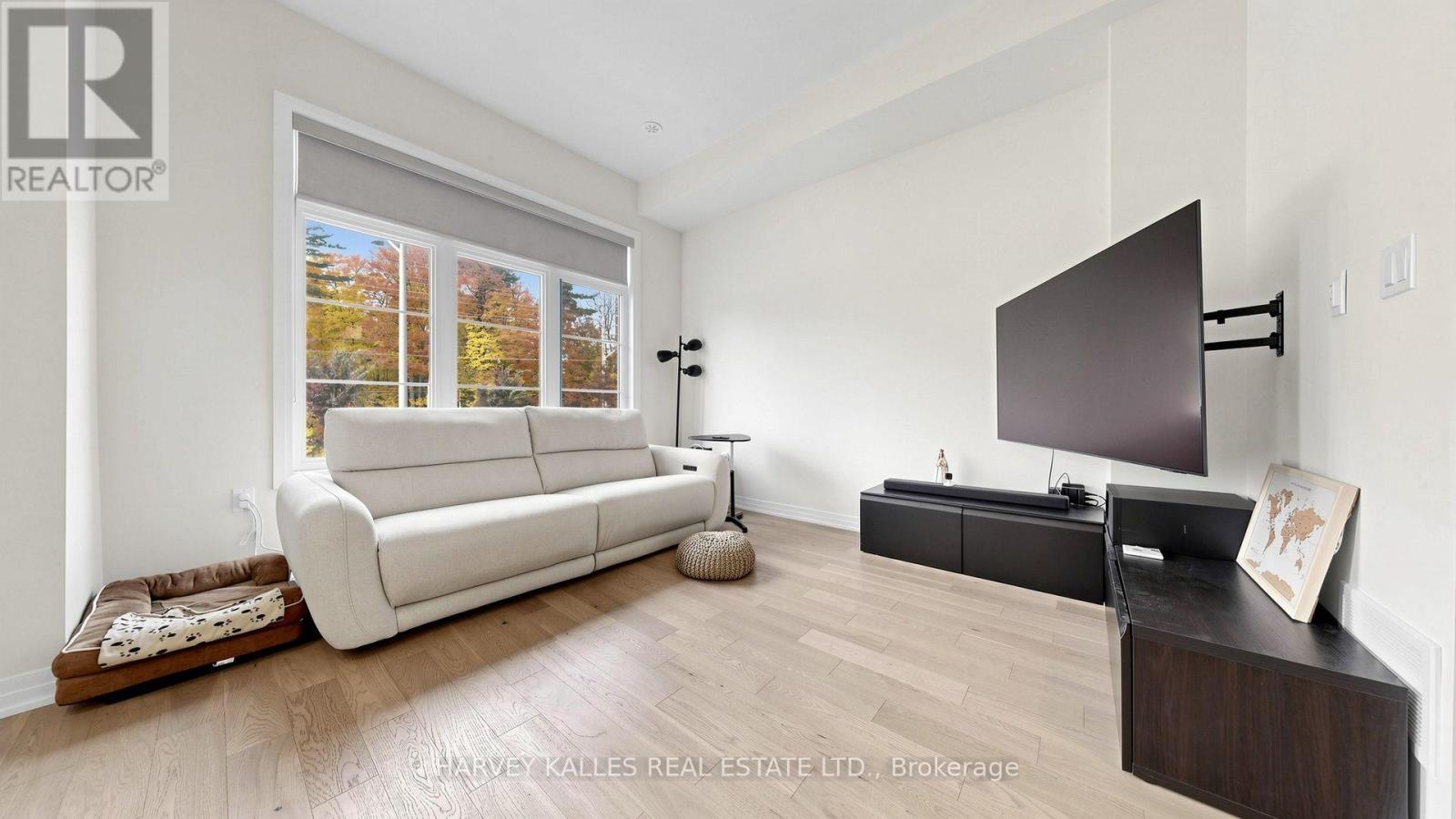 44 DE LA ROCHE DRIVE