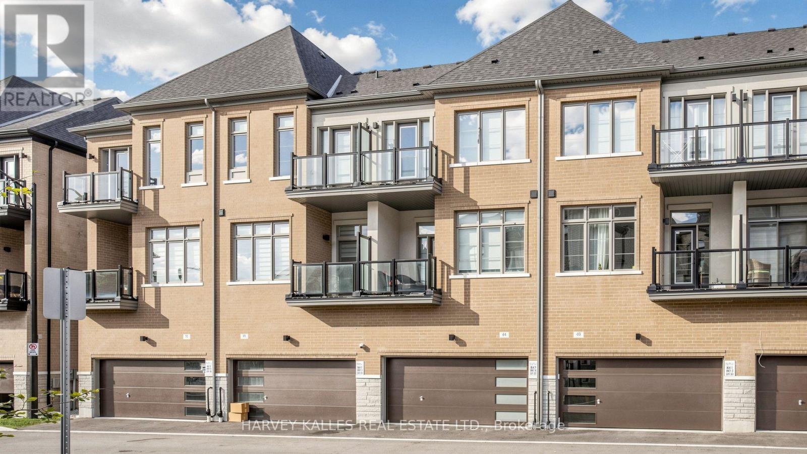 44 DE LA ROCHE DRIVE