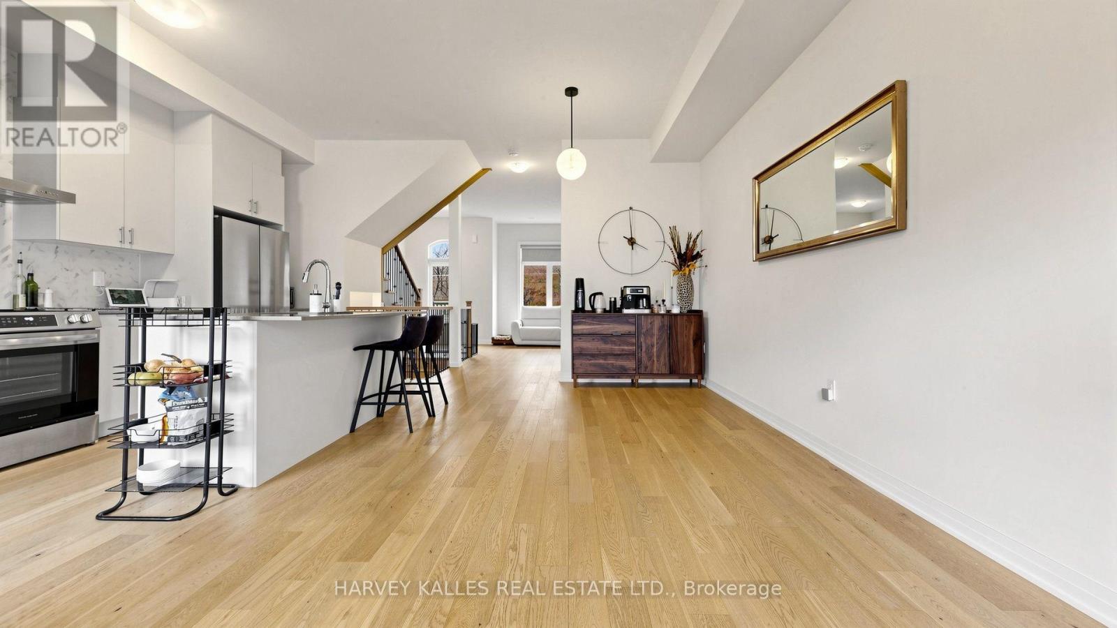 44 DE LA ROCHE DRIVE