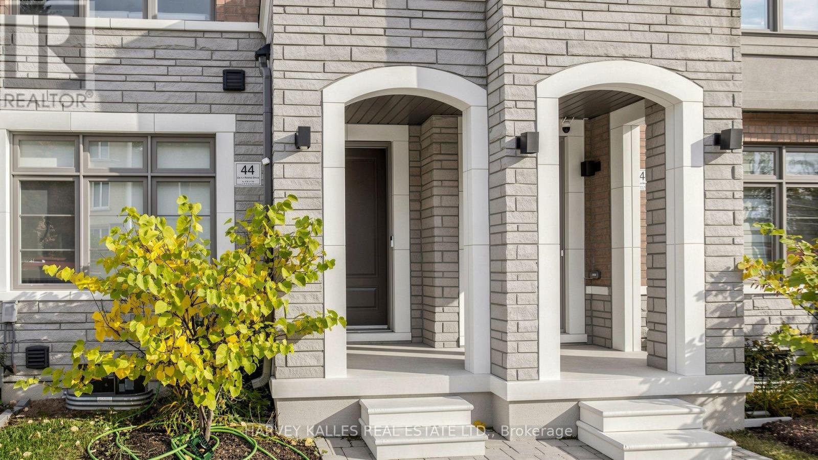 44 DE LA ROCHE DRIVE