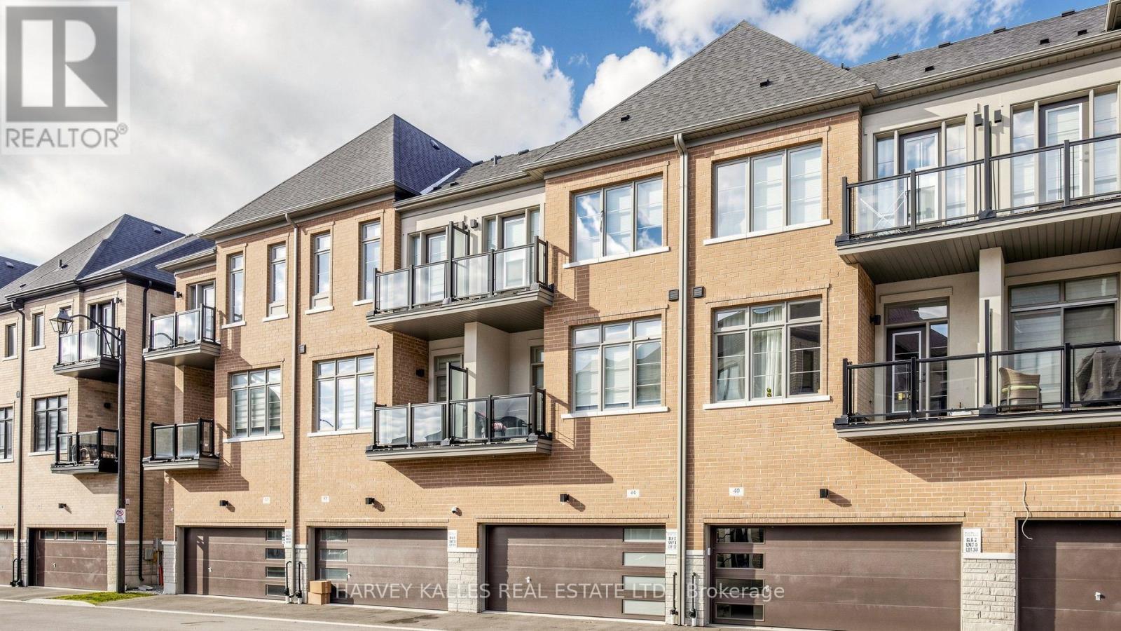44 DE LA ROCHE DRIVE