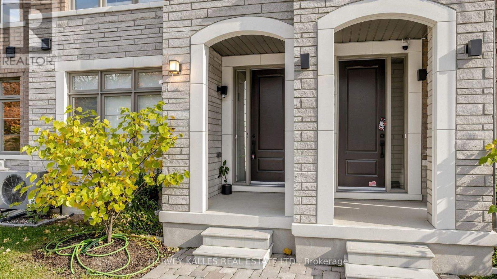 44 DE LA ROCHE DRIVE