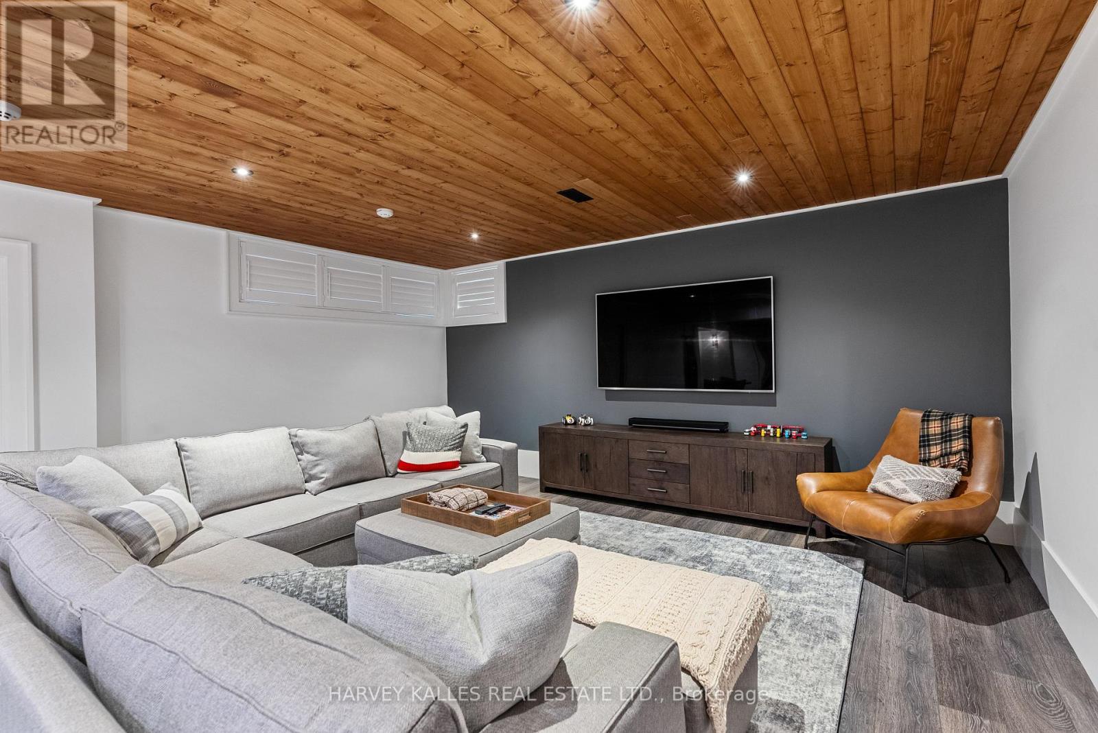 42 WINDFIELD DRIVE W