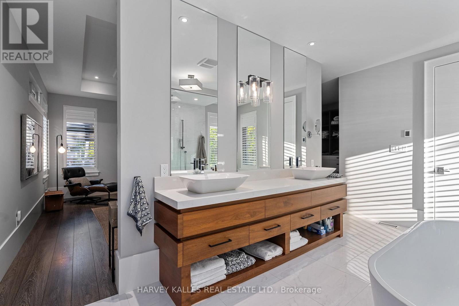 42 WINDFIELD DRIVE W