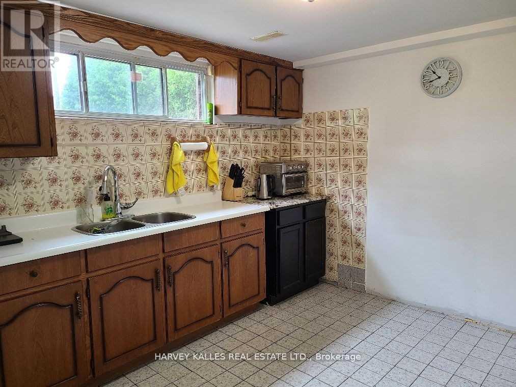 LOWER - 2379 HENSALL STREET