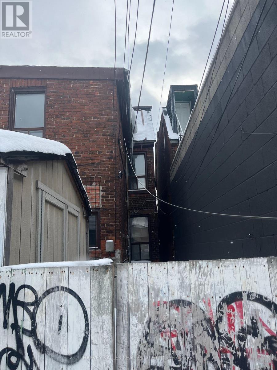 UPPER - 916 BLOOR STREET W