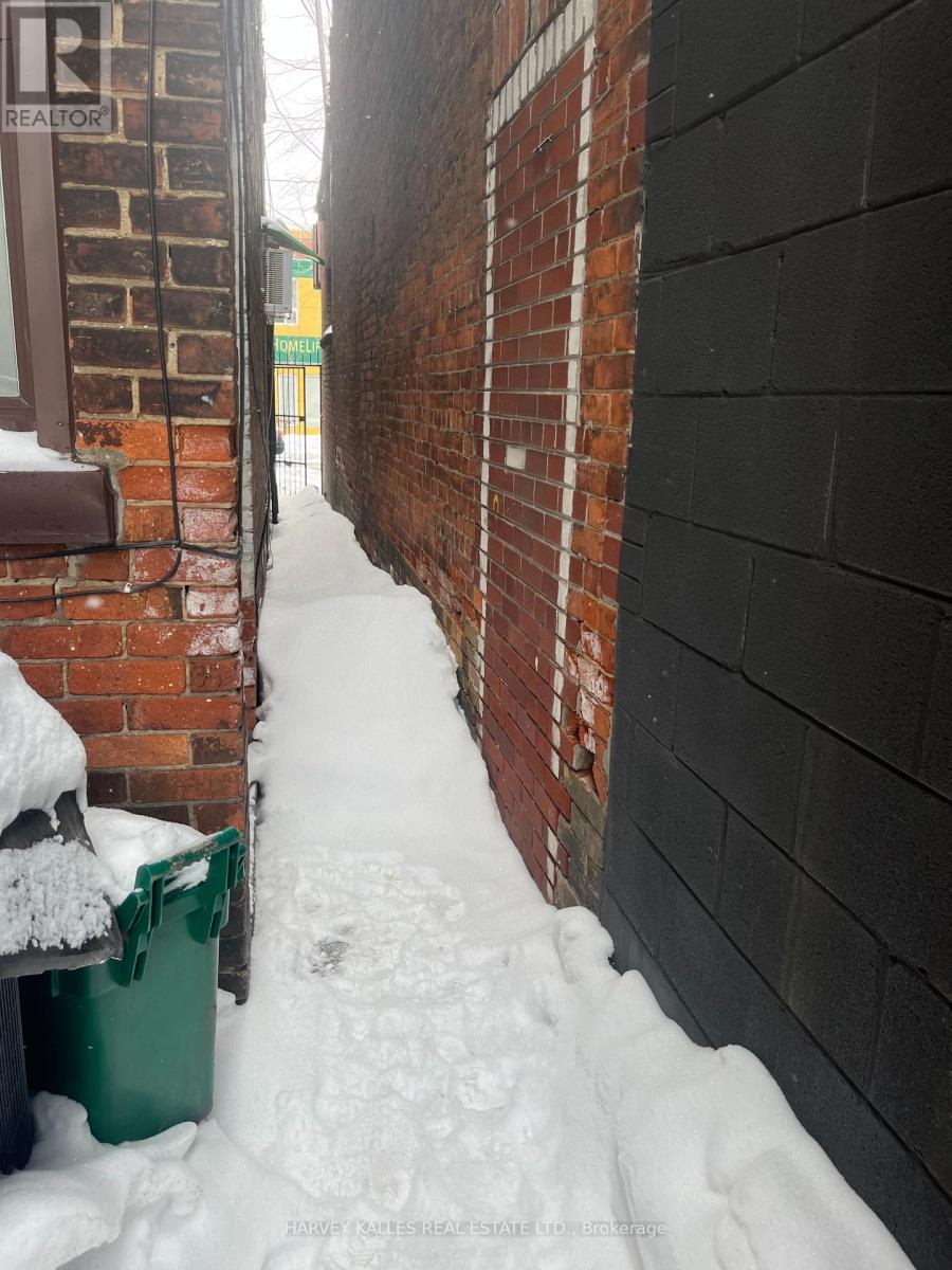 UPPER - 916 BLOOR STREET W