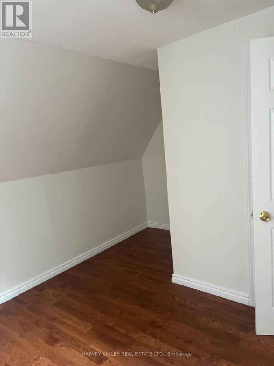 UPPER - 916 BLOOR STREET W