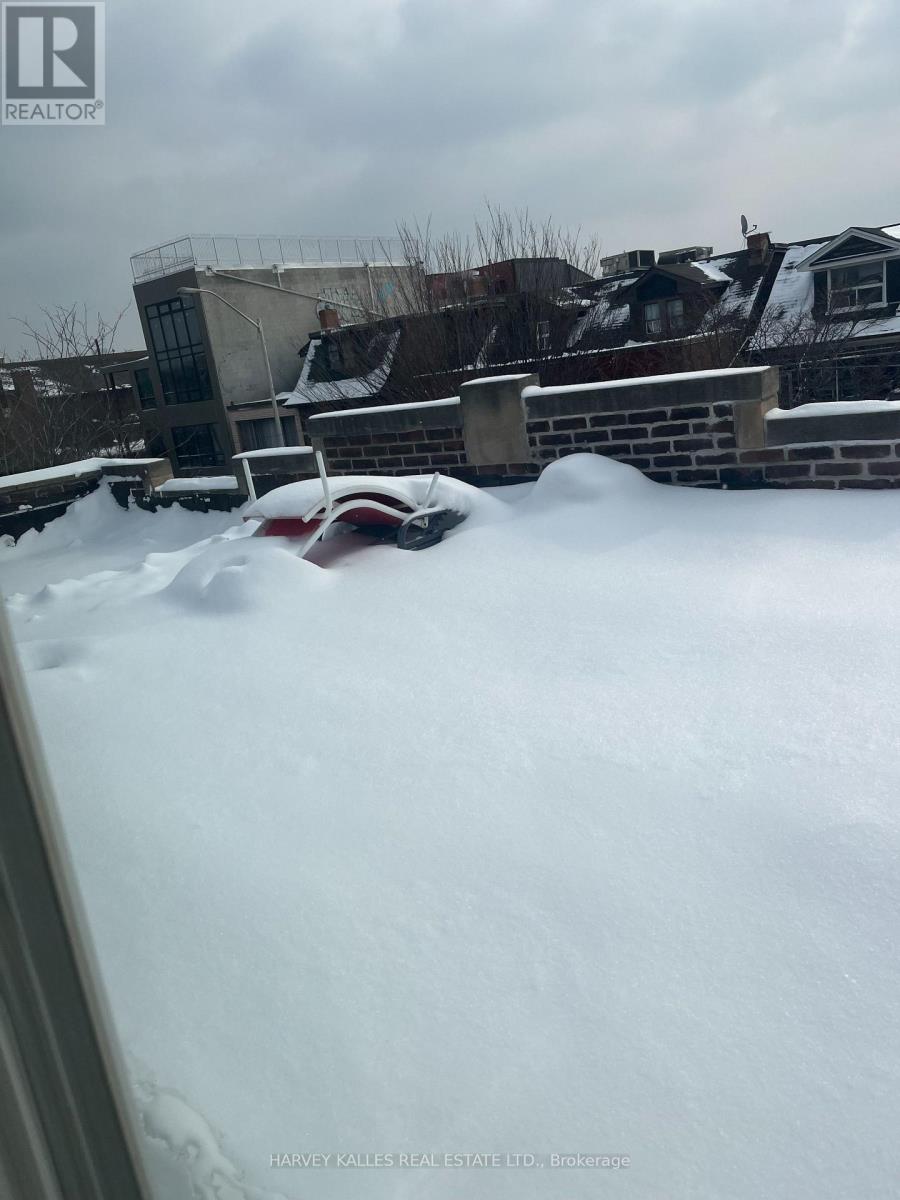 UPPER - 916 BLOOR STREET W