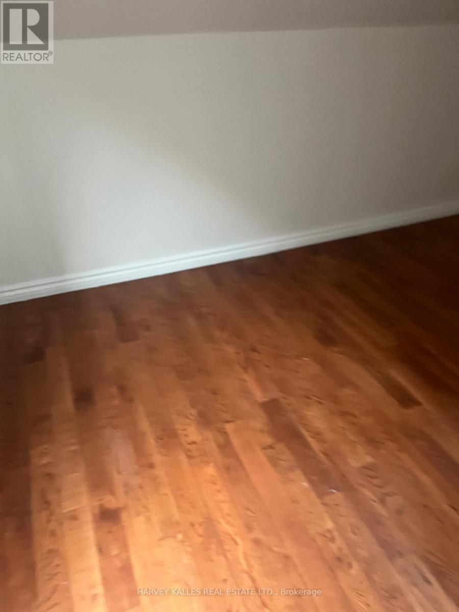 UPPER - 916 BLOOR STREET W