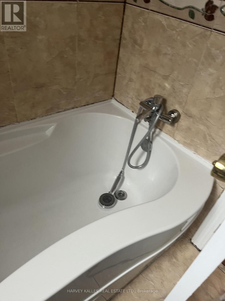 UPPER - 916 BLOOR STREET W