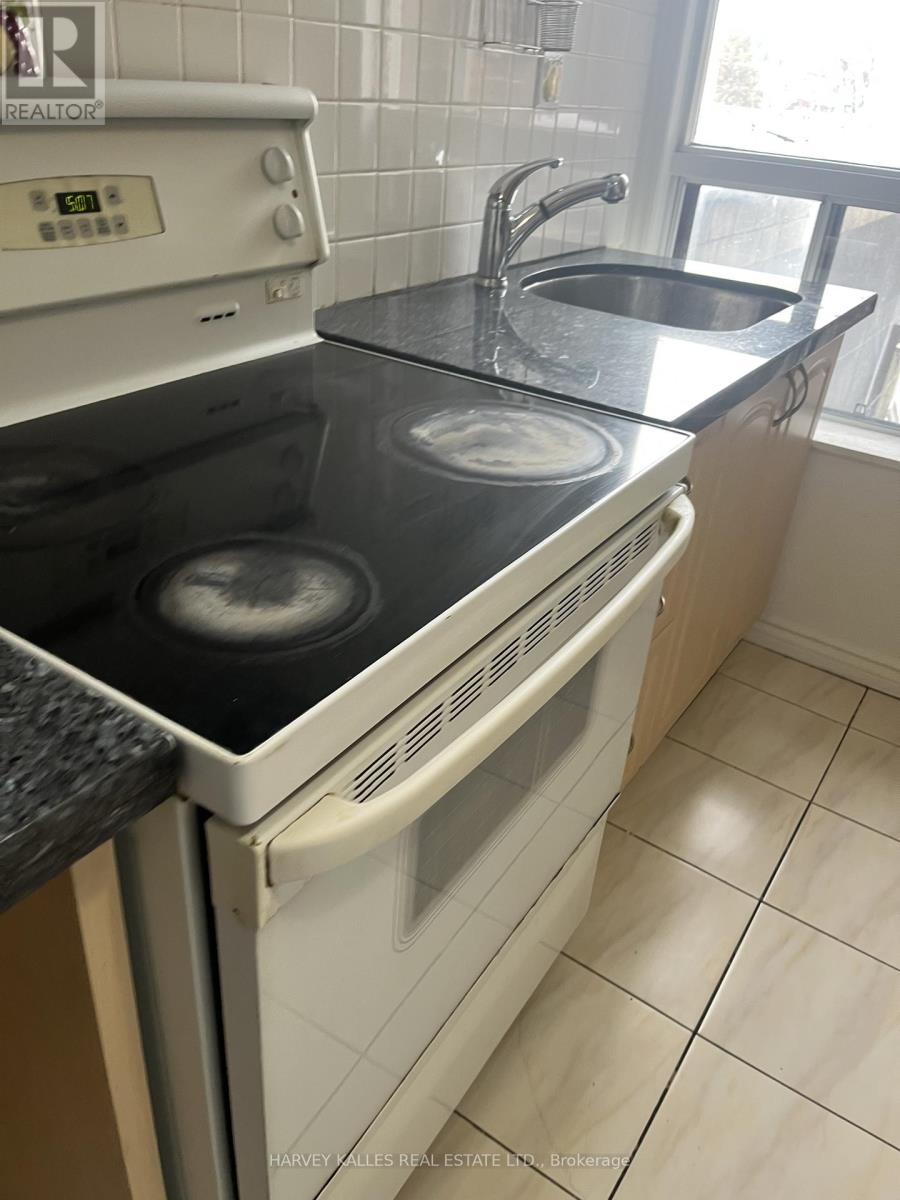 UPPER - 916 BLOOR STREET W